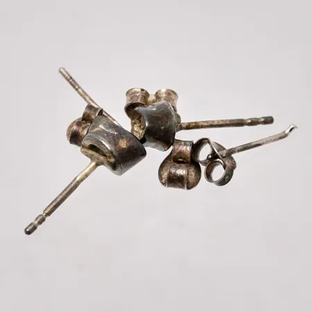 Diverse defekt silver, 830-925/1000, vikt 1,35g.