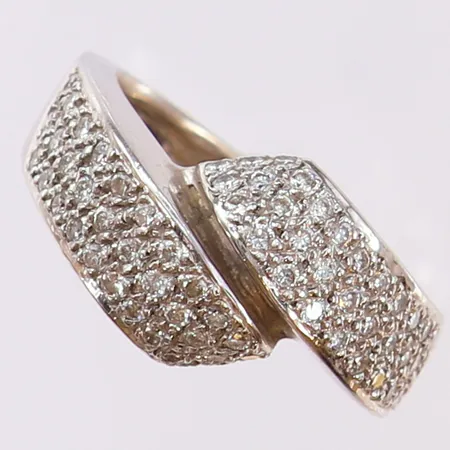 Ring med briljantyslipade diamanter 60 x ca 0,01ct, totalt 0,60ctv, Kvalitè ca W(H)/VS, stl: 16¾, bredd 4-11,5mm, vitguld 18K.  Vikt: 7,6 g