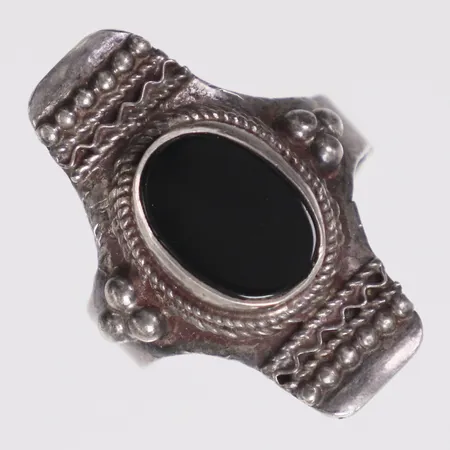Ring svart sten, stl 20¼, bredd 4-30mm, avklippt skena, 925/1000 silver Vikt: 7,3 g