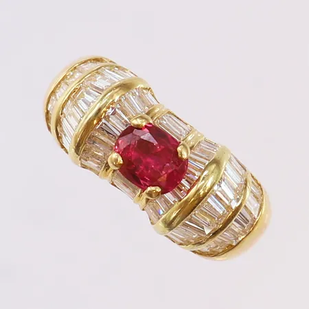 Ring med ovalslipad Rubin 1 x ca 0,50ct, möjligen fylld, enstaka nagg, samt baguette/trapetsslipad diamanter 59 x ca 0,03-0,09ct, totalt ca 3,50ctv, Kvalitè W-Tcr(H-I)/VS- enstaka SI, saknar en diamant, stl: 17, bredd 4-9,5mm, avklippt skena, 18K.  Vikt: 8,6 g