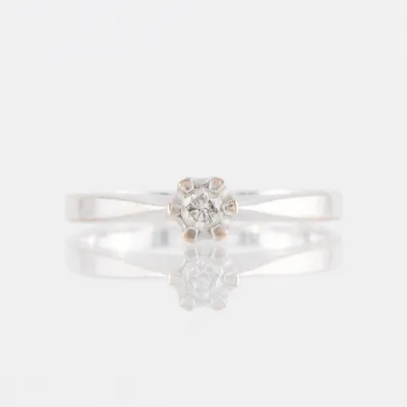 Ring 18k vitguld med solitär diamant på 0.10 ct enligt inskription,Guldfynd AB,storlek 17 mm,bredd 1.9-4.2 mm. Vikt: 2,5 g