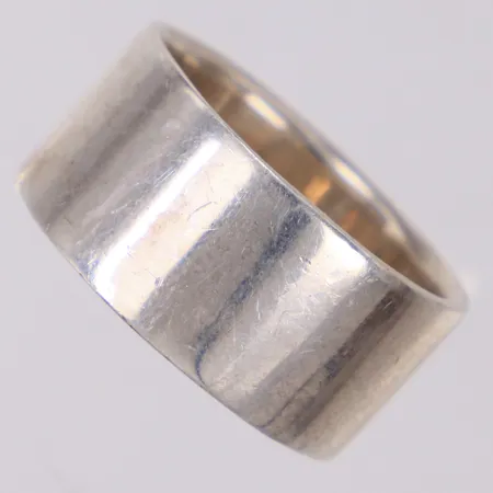 Ring, stl ca 20½, bredd 11,5mm, 925/1000 silver Vikt: 12,3 g