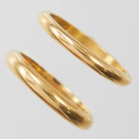 2 Ringar, släta, Ø19 samt Ø19¾, personliga gravyrer, svenska stämplar, repiga, 18K Vikt: 10,5 g