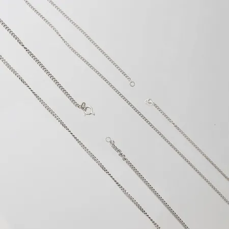 2 Kedjor, Pansar, defekta, en kedja saknar lås, silver, 925/1000 Vikt: 11 g