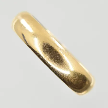 Ring, stl 19, bredd 5 mm, gravyr, 18K. Vikt: 4,6 g