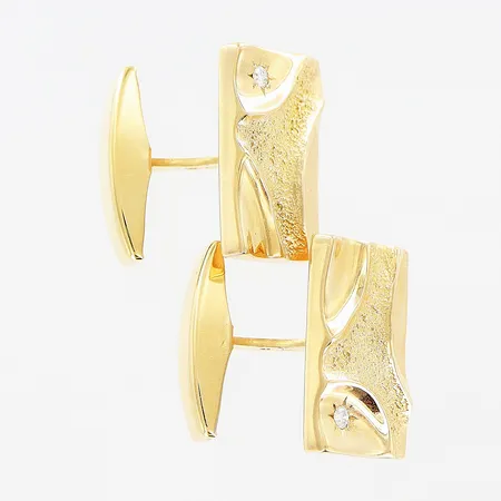 Ett par manschettknappar, diamanter 2 x ca 0,02ct, 12x19mm, 18K Vikt: 11,5 g