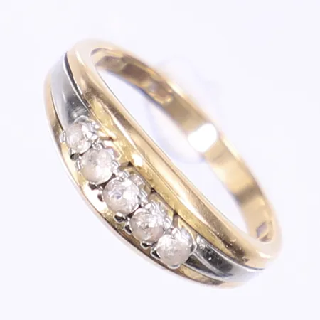 Ring med vita stenar, tvåfärgad, stl 16¾, bredd 2-6mm, 18K  Vikt: 3,6 g