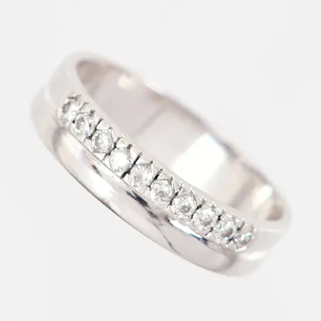 Ring med diamanter 10x0,03ct varav 2 troligen syntetiska, stl 20, bredd: 5mm, GHA, vitguld, 18K Vikt: 4,6 g