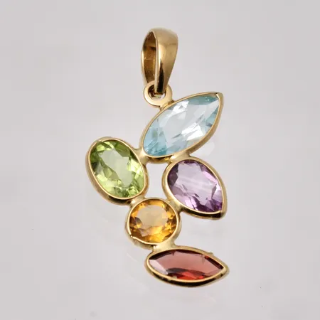 Hänge i 18K guld, mått 16x29mm, fler färgade stenar i olika former, tillverkad av Guldfynd, vikt 1,74g.