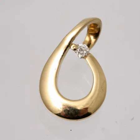 Hänge i 18K guld, mått 8,7-14,3mm, 1st vit sten, mått Ø1,9mm, tillverkad av Guldfynd, vikt 0,69g.