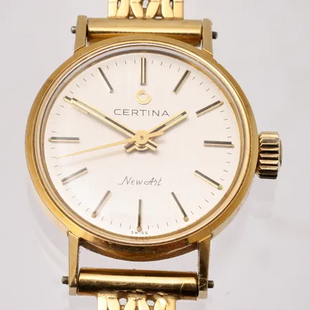 Damur Certina New Art i 18K guld, Ø21mm, manuell, integrerad guldlänk i 18K guld, handledsmått inklusive ur 14-15cm, personlig gravyr på boett, bruttovikt 27,9g, ca nettovikt 19,29g, etui.