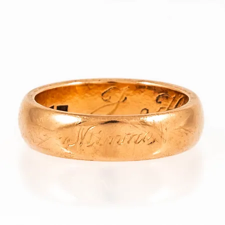 Graverat guld i 18K. Vikt: 7,5g.