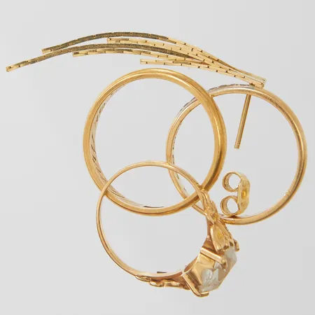 Diverse guld, personlig gravyr, defekt, udda, syntetiska stenar, 18K, bruttovikt 9,0g Vikt: 9 g