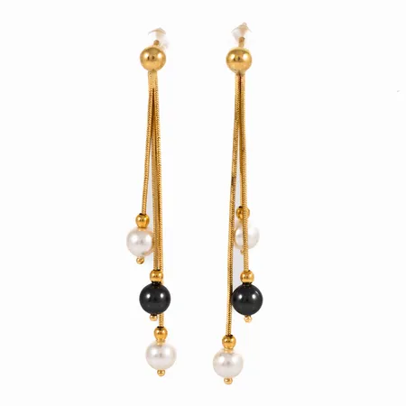 Hängande örhängen i 18K guld med imiterade pärlor Ø 5 mm. De är 4 - 5 mm breda, 55 mm långa och väger 3,7g. Snurrebussar saknas, men nya i plast medföljer.