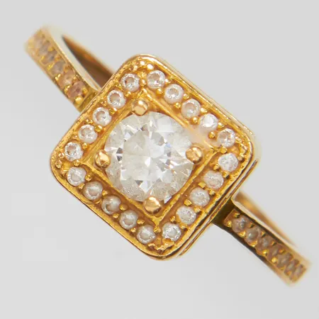 Ring med vita stenar, Ø17½, bredd: 2,3-9mm, 21K Vikt: 3,8 g