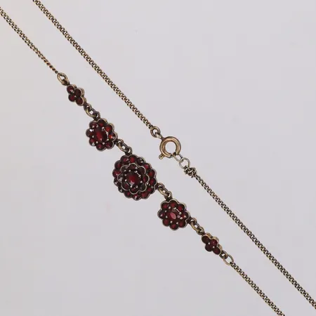 Collier med granater, längd ca 41cm, bredd 1,5-11,9mm, knut, 830/1000 silver Vikt: 5,8 g