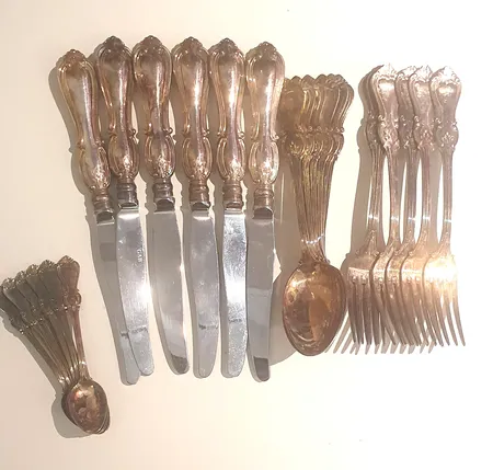 6 knivar modell Olga GAB 21cm bruttovikt 493gr 6 bordsskedar 17,5cm  6 gafflar 17,5cm 6 kaffeskedar 620gr  modell Olga GAB silver 830/1000 total Vikt: 1033 g