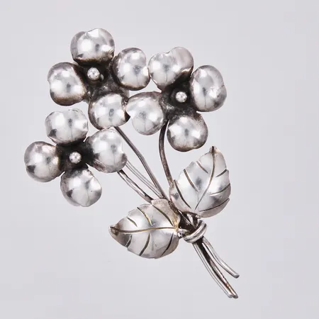 Brosch Janson Guldvaru Ab Victor 1954, längd ca 62mm, bredd ca 45mm, silver Vikt: 7,6 g