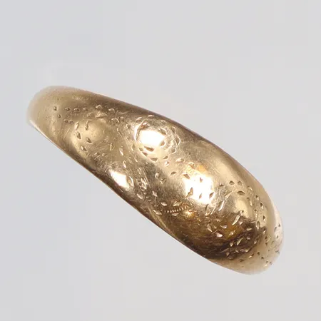 Ring skev med gravyr 18K Vikt: 3,3 g