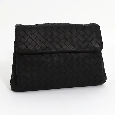 Väska Bottega Veneta Intrecciato Clutch svart flätat läder, invändigt tre fack varav en med dragkedja, märkt Bottega Veneta made in Italy samt numrerad, dold tryckknapp, 23 x 15 x 6 cm, dustbag. 