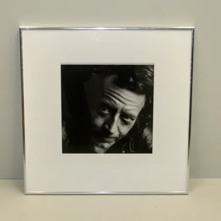 Foto i ram, Ulf Lundell, signerad 2007-08-10 av fotograf Lennart Jonasson, ram mått 50x50cm, bild mått 27x27cm, passepartout. Skickas med postpaket.