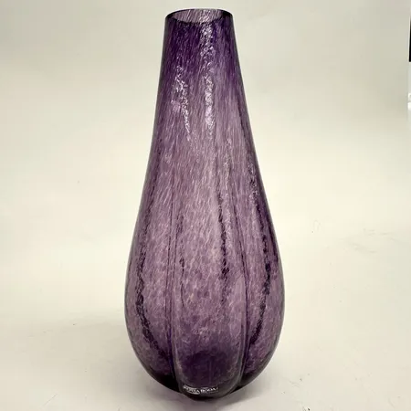 Vas, Frutteria, signerad Gunnel Sahlin, Artist Collection, 49326, Kosta Boda, etikettmärkt, höjd 24cm, lilaspräckligt glas Skickas med paket.