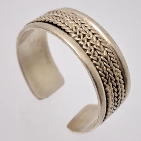 Ring i silver, stl, 19, öppen skena, skev, bredd 7,6mm, 925/1000, vikt 3,44g.