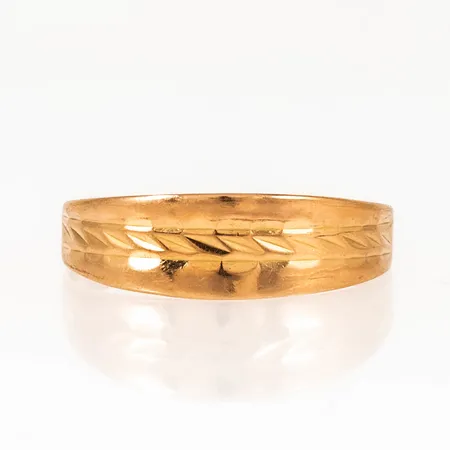 Doserad ring i 18K guld med fasetterat mönster. Den är i storlek 19½, är 2 - 6,5 mm bred och väger 1,9g. 