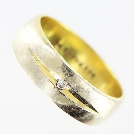 Ring med vit sten, stl 17½, bredd 6mm, gravyr, repor, 14K Vikt: 5,2 g