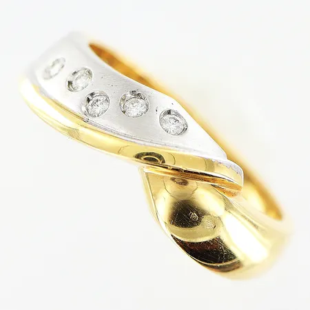 Ring diamanter 5 x ca 0,02ct, stl 17, bredd 3-6mm, mindre buckla på skena, 18K Vikt: 5 g