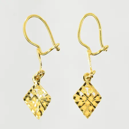 Ett par örhängen, längd 32 mm, bredd 8 mm, 21K. Vikt: 1,5 g