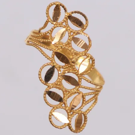 Ring med dekor, stl 17¾, bredd 23,9mm, smärre skevheter 21K Vikt: 2,3 g