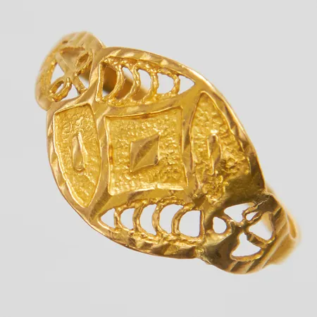 Ring med genombrutet mönster, Ø18, bredd: 1,8-11,2mm, skev skena, spricka i skenan, ostämplad, 22K Vikt: 1,7 g