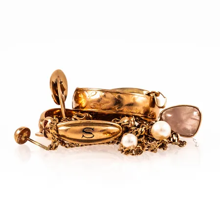 Diverse defekt/graverat guld i 18K. Vikt: 28,8g.