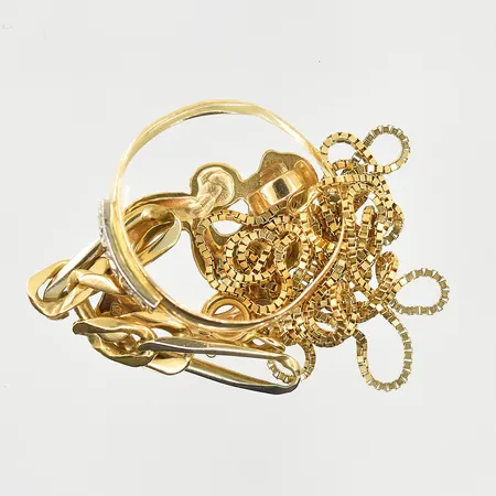 Diverse defekt guld med stenar, 18K. Vikt: 8,4 g