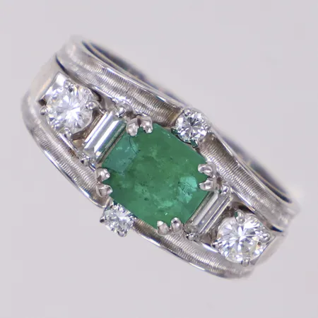 Ring med smaragd, och olikslipade diamanter ca 0,60ctv, stl 18½, bredd 10,4mm, höjd 8mm, Rolf Carlman, Stockholm, år 1968, sidonagg på smaragd, vitguld 18K Vikt: 8,6 g