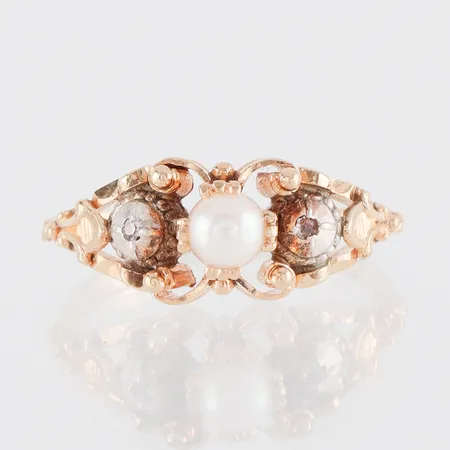 Ring 18k med pärla,K&EC Göteborg,storlek 17 mm,bredd 1.4-8.4 mm.  Vikt: 3,1 g