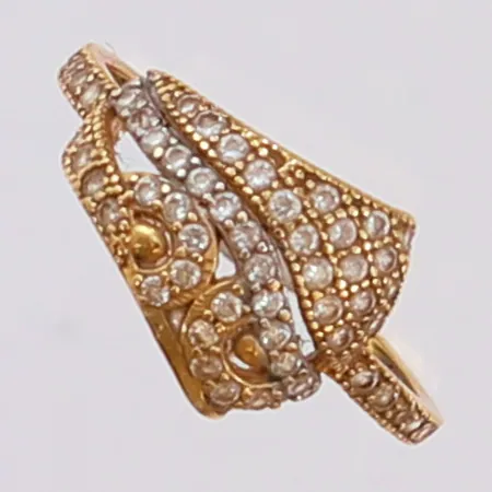 Ring med vita stenar, stl: 16¾, bredd 1,2-10mm, saknar sten, bucklig, 21K. Vikt: 1,9 g