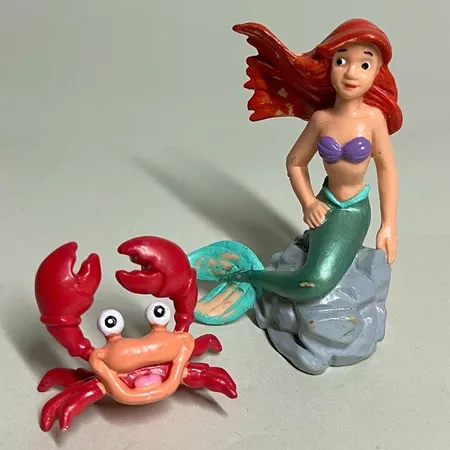 Den lilla sjöjungfrun Ariel och krabban, små Disneyfigurer, Ariel figur made in Germany handpainted, färgbortfall