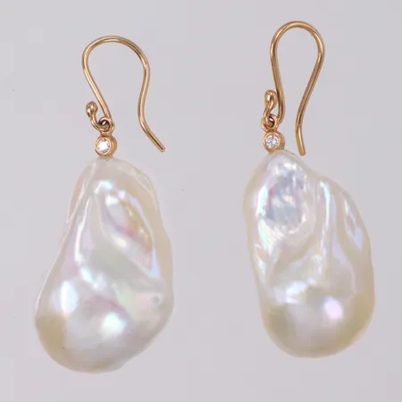 Ett par örhängen, odlade barocka sötvattens pärlor med briljantslipade diamanter ca 0,04ctv, längd 40mm, 18K. Bruttovikt 15,9g Vikt: 15,9 g