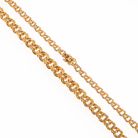 Collier Bismarck i 18K guld. Det är 47 cm långt, 5,5 - 10 mm brett och väger 44,0g. Kraftig modell. Fint skick. Kistlås. Stämplad R10 (1991), NSE (N S E Guldvaru AB, Köping), 18K och kattfot.