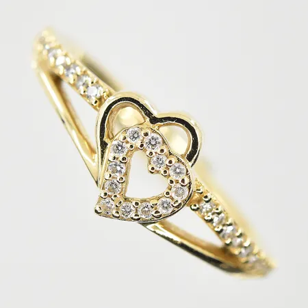 Ring hjärtan med vita stenar, stl 16, bredd 2-8 mm, gravyr, 14K. Vikt: 2,9 g