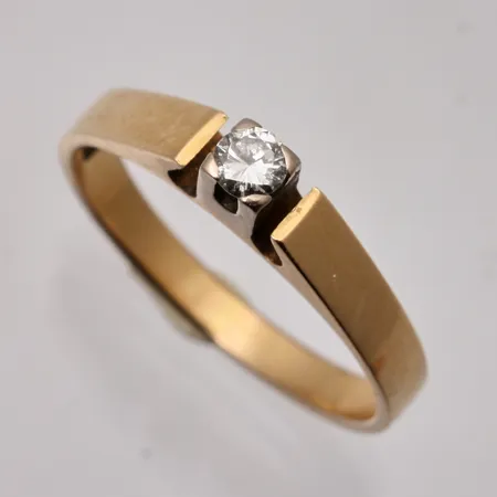 Ring i 18K guld, stl 16¾, bredd 2,4-3mm, 1st Diamant, 10ct, vikt 2,68g.