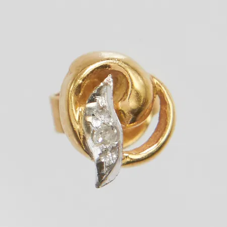 Örhänge, udda, 7,5x7mm, diamant 1 x ca.0,01ct, 8/8-slipad, 18K Vikt: 0,9 g