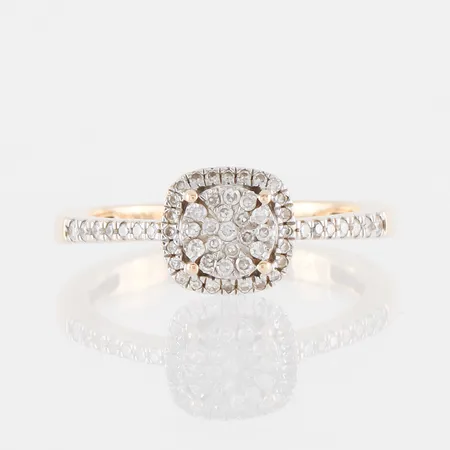 Ring med diamanter 57st ca 0,20ct, stl ca 16½mm, bredd skena 2,3mm, 18k vitguld Vikt: 3,5 g