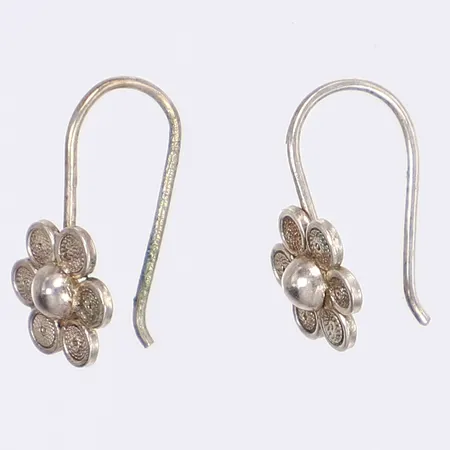 Ett par örhängen höjd ca 18mm ostämplat silver Vikt: 1,3 g