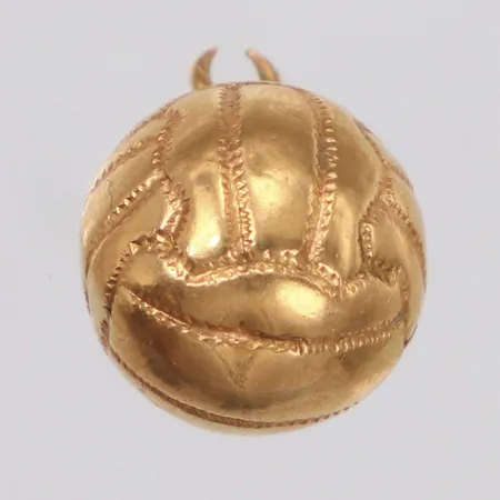 Hänge, längd 16,4mm, bredd 13,1mm, defekt, ostämplad, 18K Vikt: 1,4 g