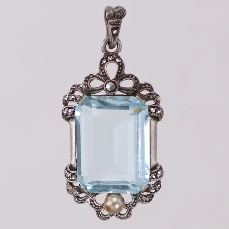Hänge med markasiter, odlad pärla samt blå sten, längd 10,1mm, bredd 18,7mm, 830/1000 silver Vikt: 6,1 g