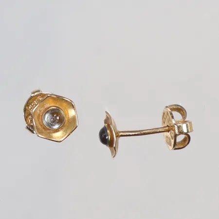 Ett par Örhängen med blå stenar Ø6mm KP (Alton) Falköping 1964, 18K Vikt: 1,1 g