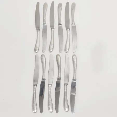 12 Förrättsknivar, modell: Birka, längd: 175mm, knivblad i rostfritt stål, GAB, monogramgravyr, repiga, missfärgade, silver, 830/1000, bruttovikt 395,6g Vikt: 395,6 g